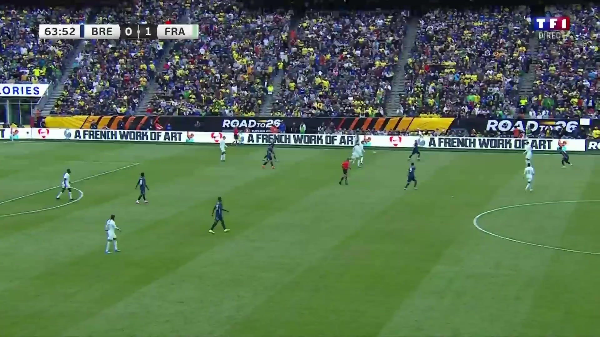 十人法国2-0领先巴西奥利塞送助攻埃基蒂克单刀破门